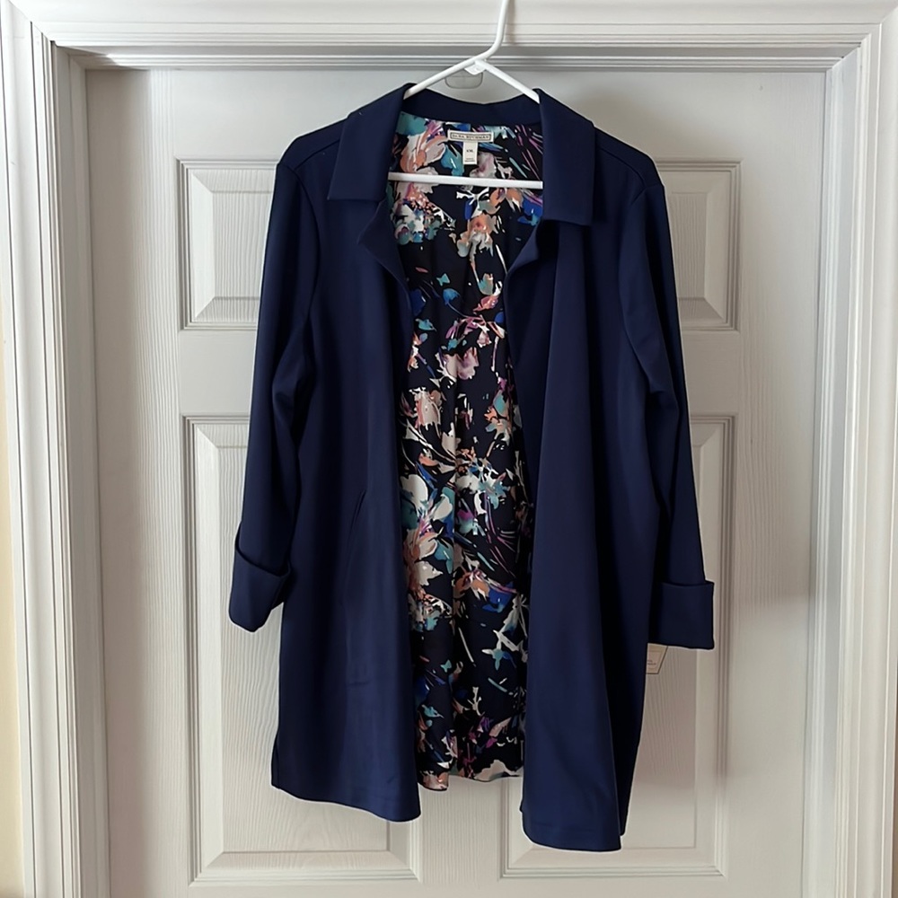 Dana Buchman Blazer. 96 polyester 4 spandex lining 100 polyester machine wash